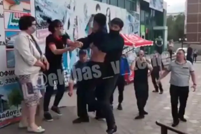ەكىباستۇزدا مەديتسينالىق ماسكا ءۇشىن توبەلەس بولدى