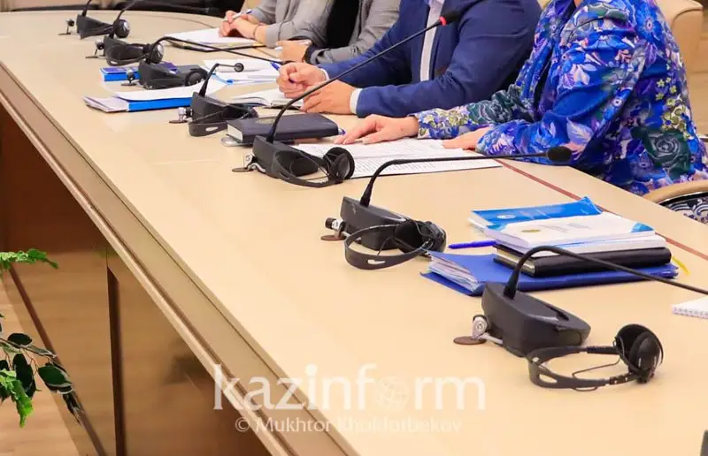 Сайлау-2022: Мейрам Қажыкен Қаскелеңде мұғалімдермен кездесті