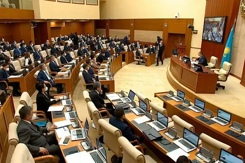 ماجىلىستە جاڭادان سايلانعان دەپۋتاتتار انت بەرىپ جاتىر