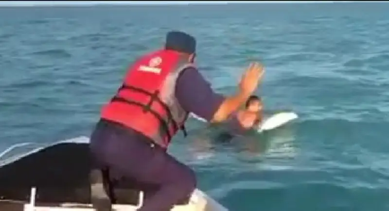 Мужчину на надувном матраце унесло ветром на Алаколе