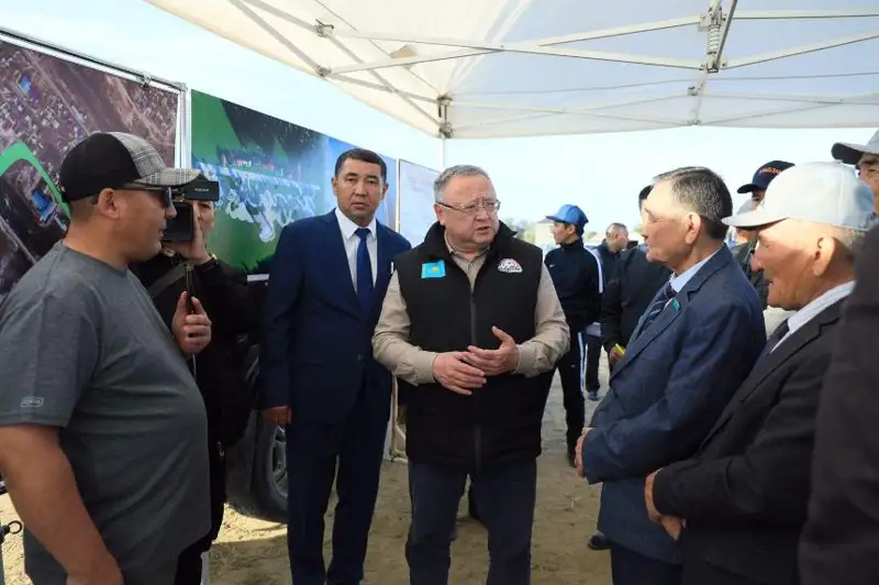 Дно озера Шалкар очистят от водной растительности