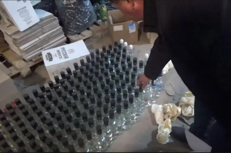 Shymkentte alkogol jasaıtyn astyrtyn tsehtan 3 myń shólmek araq tárkilendi