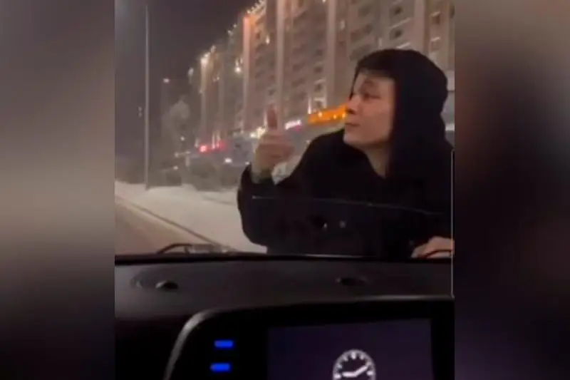 Astanada jas jigit júrip bara jatqan kóliktiń kapotynda trıýk jasaǵan