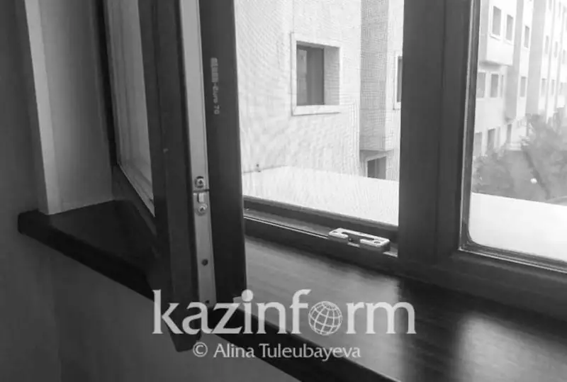 Aqtaýda jas jigit 11-qabattan qulap, kóz jumdy