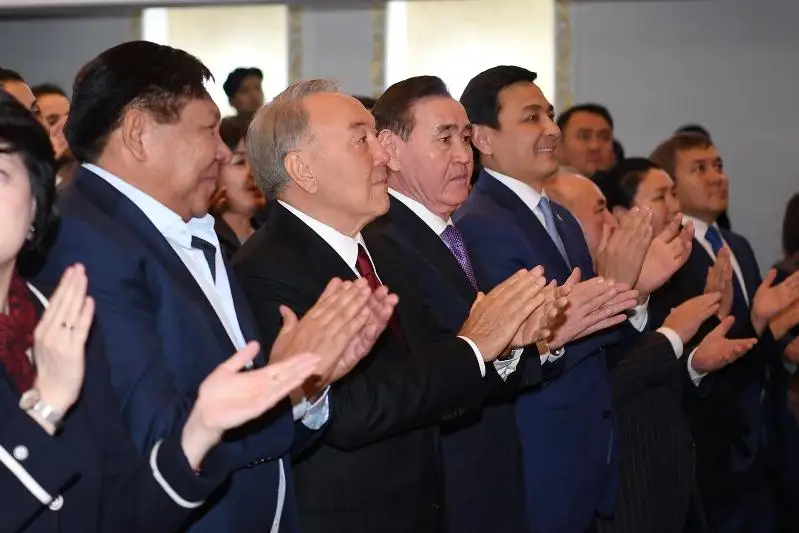 نۇرسۇلتان نازاربايەۆ «تىراۋلاپ ۇشقان تىرنالار» سپەكتاكلىنە باردى