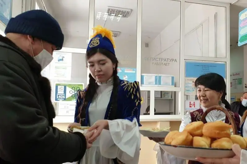 В столичных медучреждениях поздравляют горожан с Наурызом