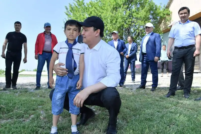Aýyl sharýashylyǵy mınıstri túrkistandyq jas dıqanǵa galstýgin syılady