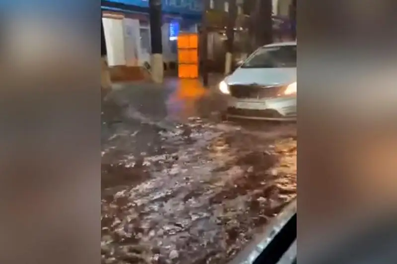 Shymkentte nóser jańbyrdan keıin kóshelerdi sý basty