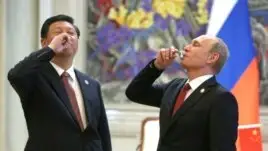 Қытай басшысы Си Цзиньпин (сол жақта) мен Ресей президенті Владимир Путин келісім-шартқа қол қойылғаннан кейін, осы оқиғаны "атап өтті". Шанхай, 21 мамыр 2014 жыл.