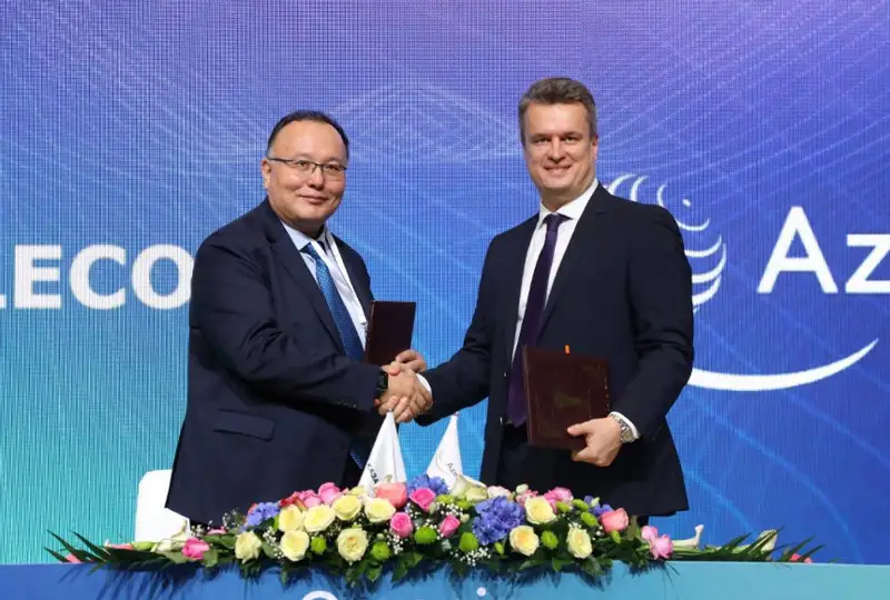 «Qazaqtelekom» men «AzerTelecom» Transkaspıı jobasy boıynsha strategııalyq qujatqa qol qoıdy
