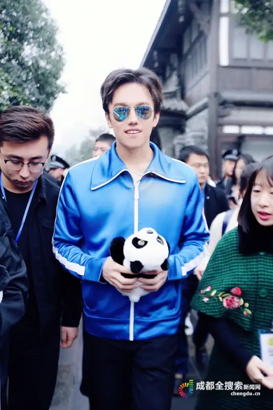 Димаш Құдайбергенов қытайлықтарға &laquo;Анаға сәлем&raquo; акапелласын шырқап берді