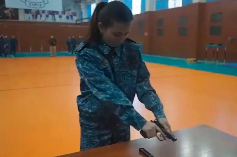 Умение обращаться с пистолетом Макарова продемонстрировали женщины-полицейские жамбылского гарнизона