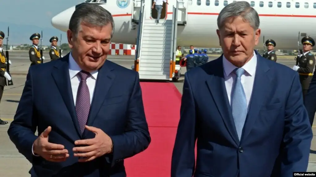 Өзбекстан президенті Шавкат Мирзияев (сол жақта) елге сапарлап келген Қырғызстан президенті Алмазбек Атамбаевты әуежайдан күтіп алған сәті. Самарқан, 24 желтоқсан 2016 жыл. 