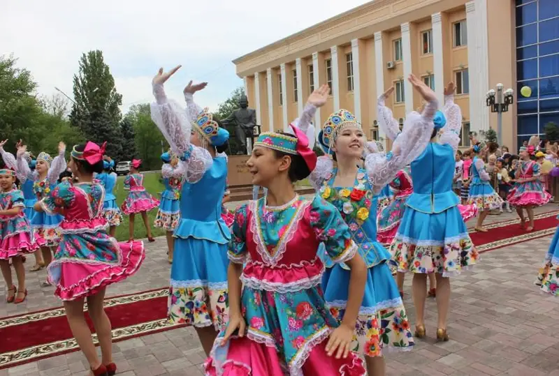 Более десяти детских театральных коллективов выступят на сцене театра в Таразе