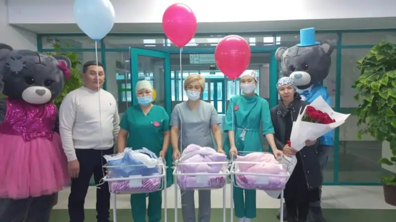 Программа «Аңсаған сәби»: тройняшек выписали из роддома Тараза