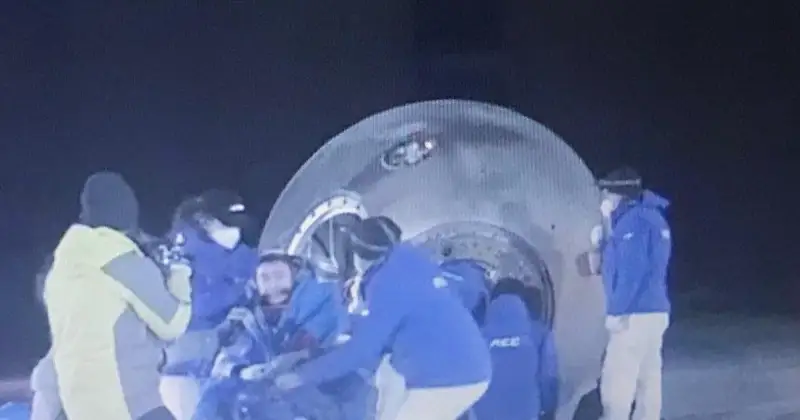 Спускаемая капсула «Шэньчжоу-14» с тремя космонавтами приземлилась на севере Китая