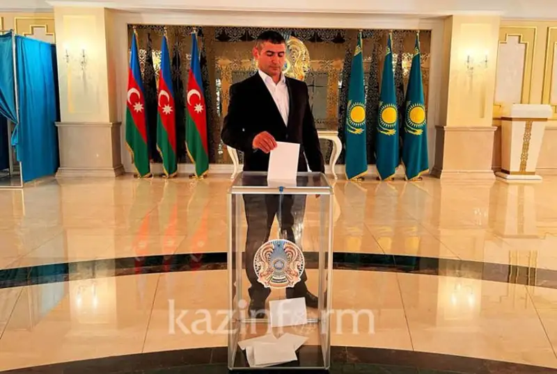 Голосование по поправкам в Конституцию РК продолжается в Баку