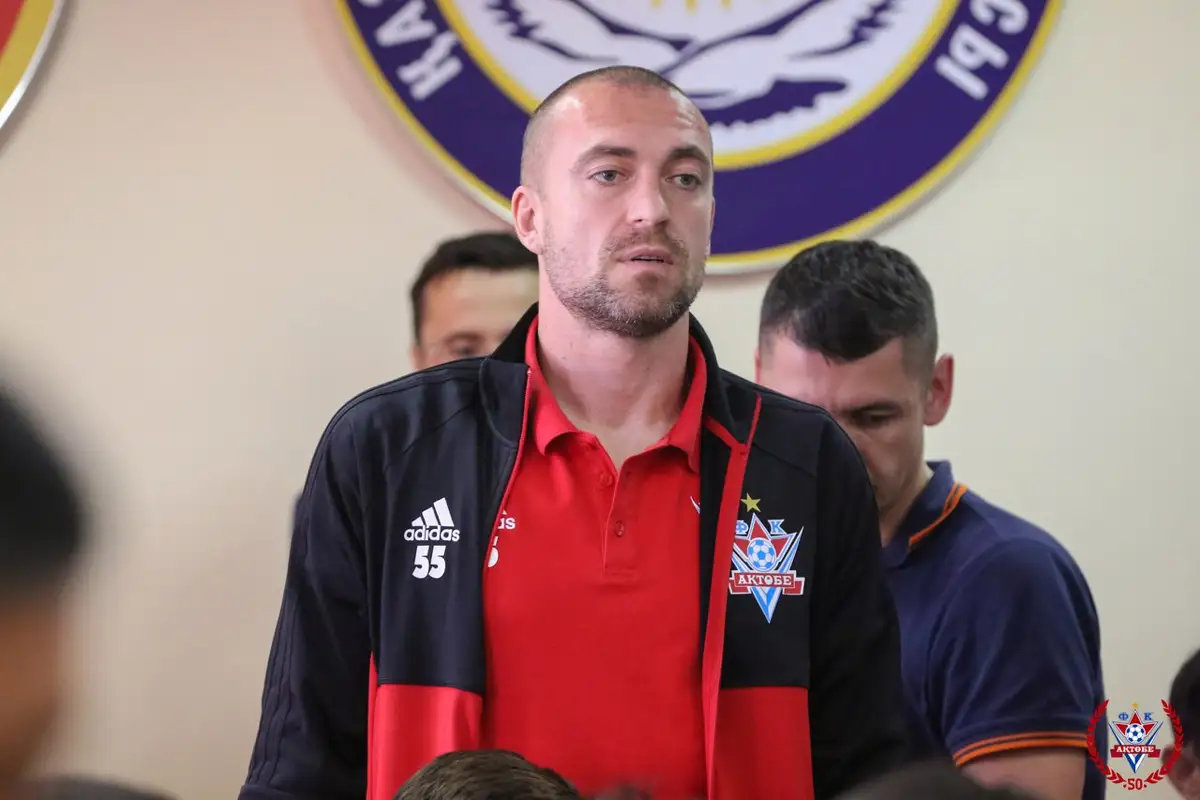 Сапарбаев футболшыларға: Жігіттерде намыс болуы керек