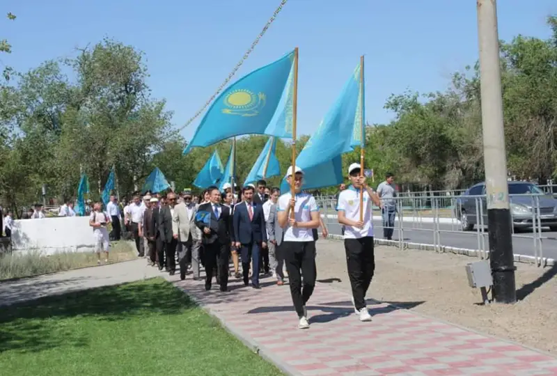 Шествием с флагами Казахстана отметили День госсимволов в Байконуре