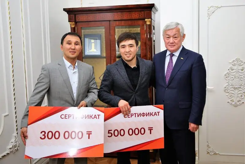 بەردىبەك ساپاربايەۆ وليمپيادا ويىندارىنىڭ جۇلدەگەرى ەلدوس سمەتوۆپەن كەزدەستى