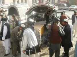 Талибанның қолынан өлген туыстарының денелерін алып тұрған пактиялықтар