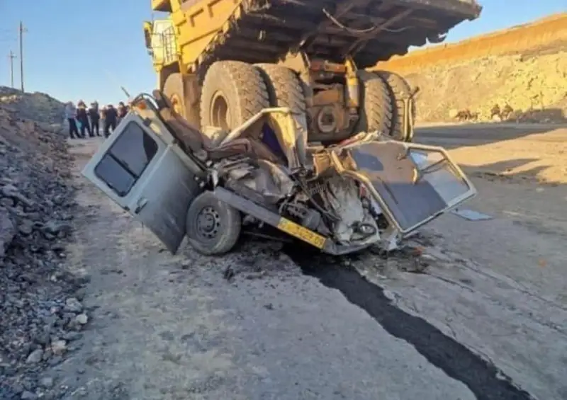 Қарағанды облысында БелАЗ бес жолаушы мінген автокөлікті мыжып өтті