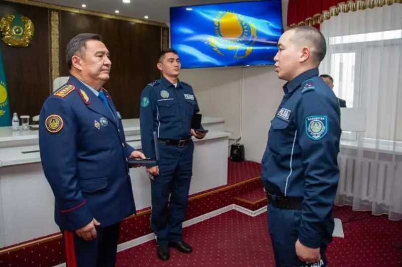 Спасших мужчину из ледяной воды столичных полицейских наградил глава МВД