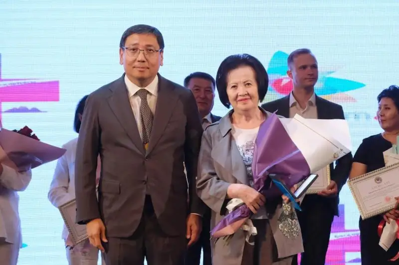 Аким Алматы поздравил медиков с профессиональным праздником