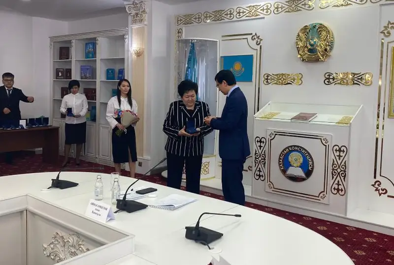 Нагрудные знаки за вклад в развитие родного языка вручил глава Минобразования РК