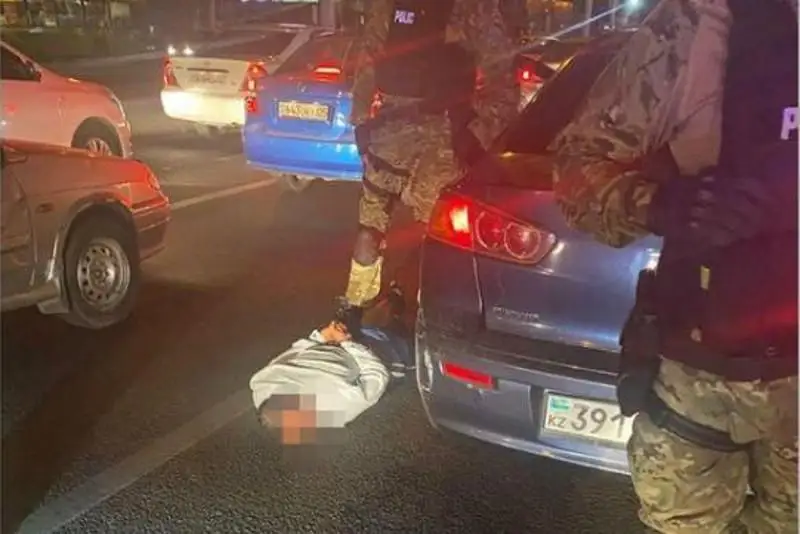 «Представлялся блогером»: мужчина вымогал деньги у полицейских в Алматы