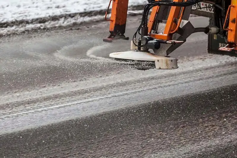 Песком и солью посыпали дороги в Алматы