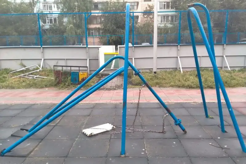 Металлические качели упали на девочку в Костанае