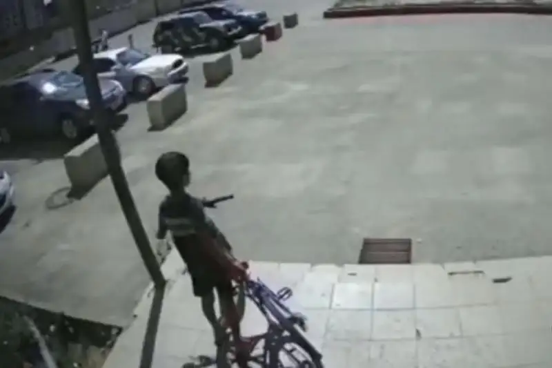 Aqtóbede 13 jasar balanyń velosıped urlaǵan sáti vıdeoǵa túsip qaldy