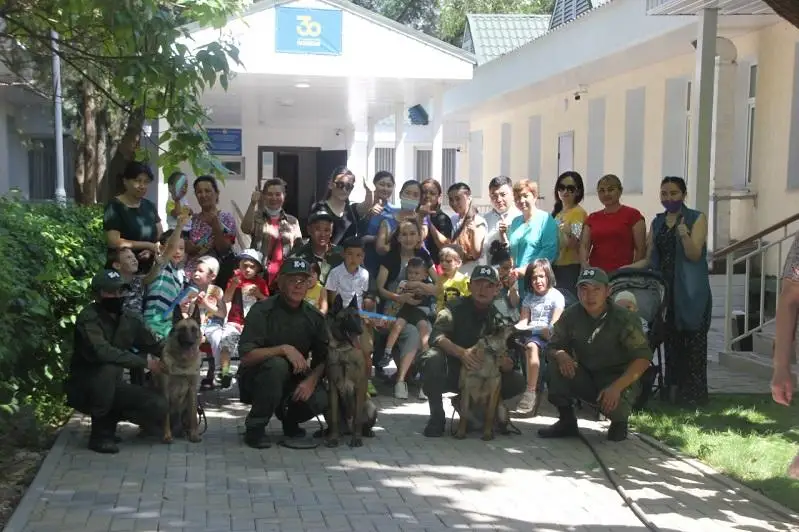 Детей из реабилитационного центра познакомили с профессией кинолога в Алматы