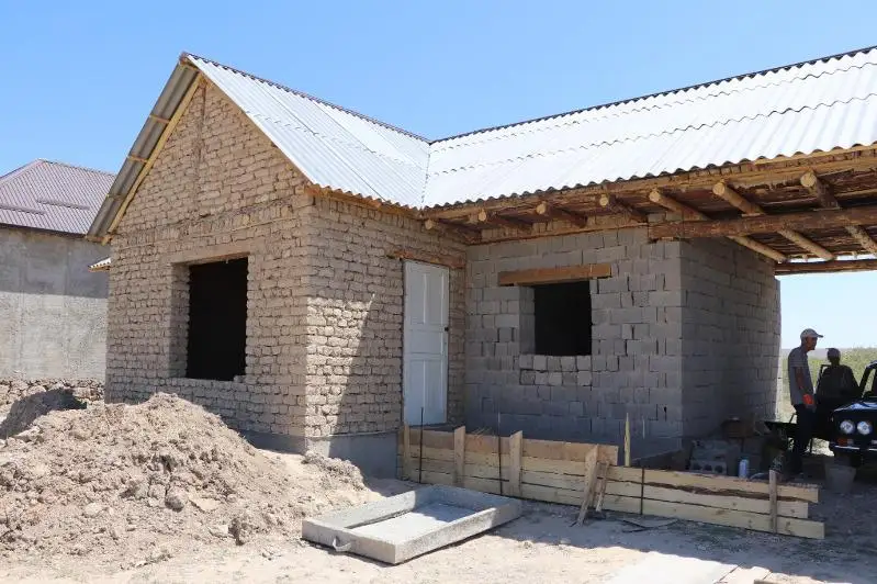 Дома для нуждающихся строят в Кентау жители села