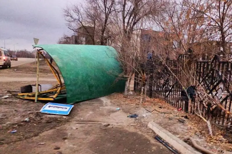 25-летняя девушка водитель сбила дорожный знак и остановку в Актобе