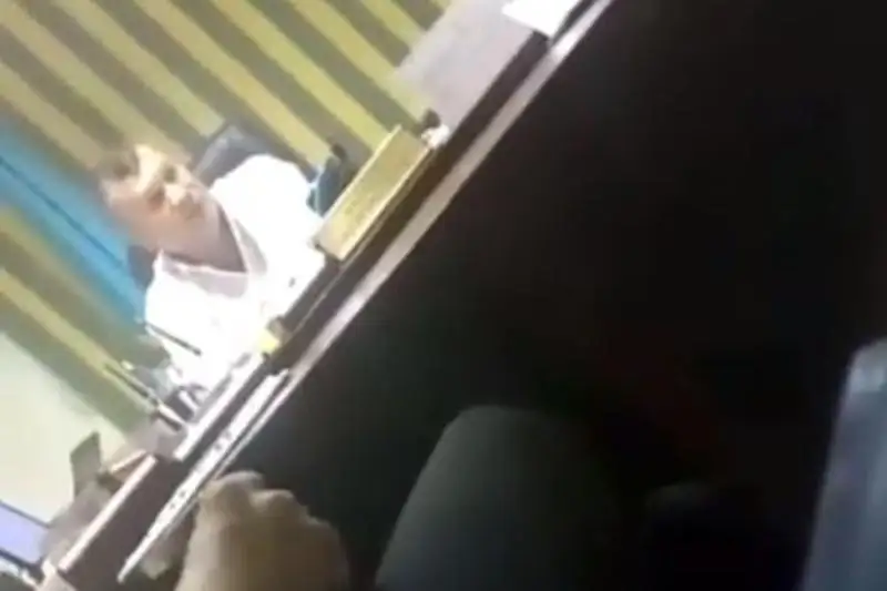 Mańǵystaýda aýdan ákimdiginiń qyzmetkeri basshylaryn ıissýmen «satyp almaq» bolǵan - VIDEO
