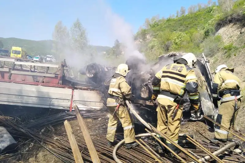 Авария с грузовиком в ВКО: погибли двое взрослых и двое детей