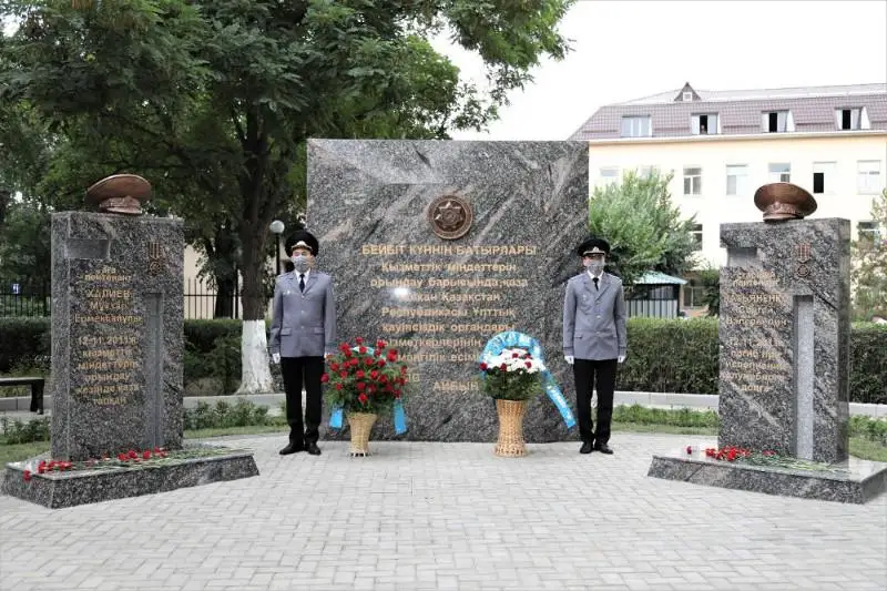 Tarazda terrorlyq shabýyldan qaza tapqan UQK qyzmetkerlerine eskertkish qoıyldy