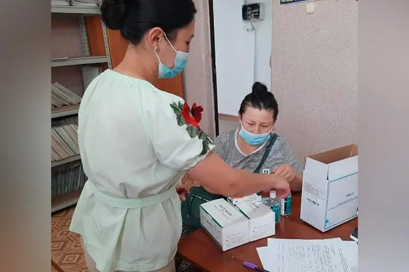 Аптечки раздают получателям АСП в Карагандинской области