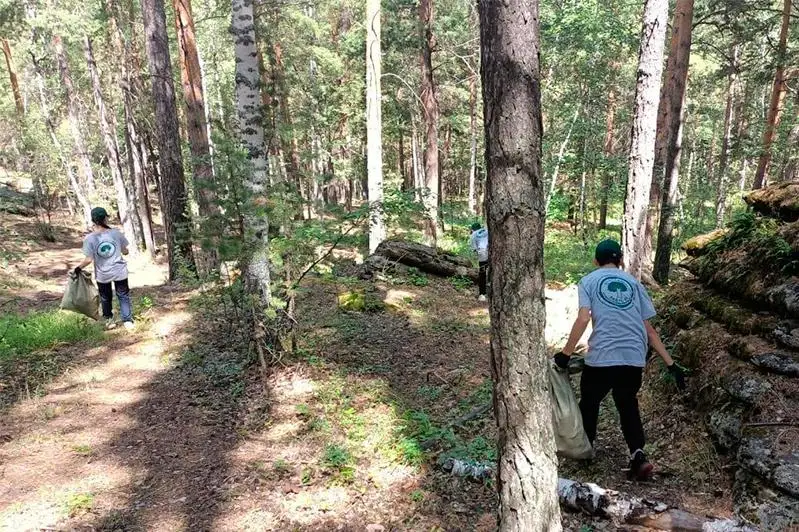 Берег озера Шайтанколь очистили от мусора волонтёры