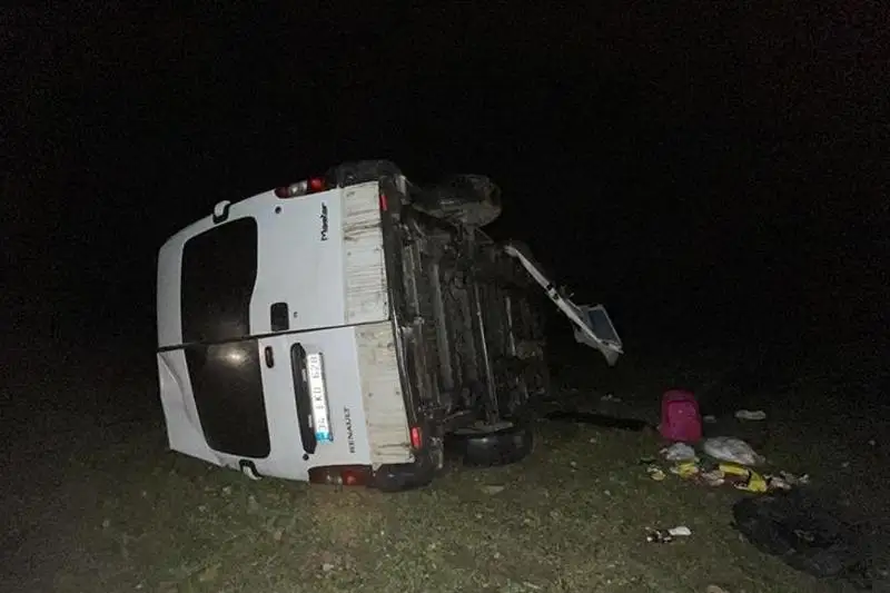 Túrkııada mıgranttar mingen avtobýs aýdaryldy