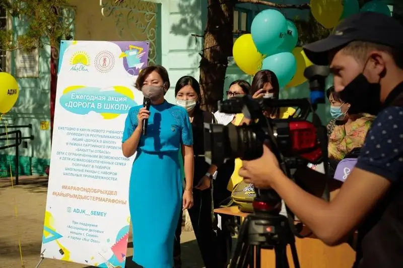 Марафон добрых дел: меценаты помогли родителям собрать детей в школу