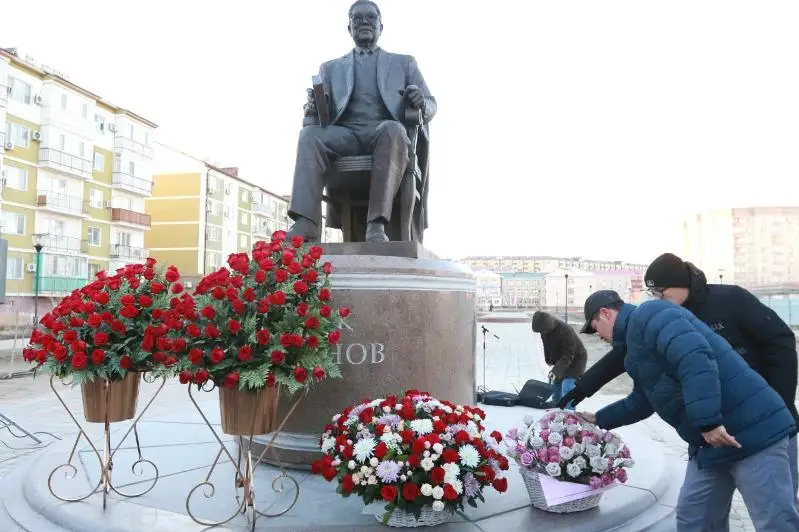 Памятник академику Салыку Зиманову установили в Атырау