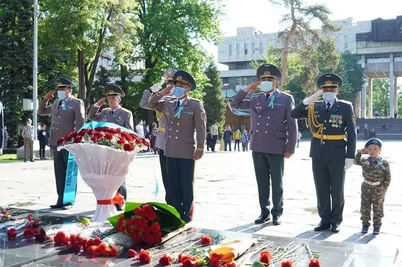 Автоколонна и возложение цветов к Вечному огню: в Алматы отметили День Победы