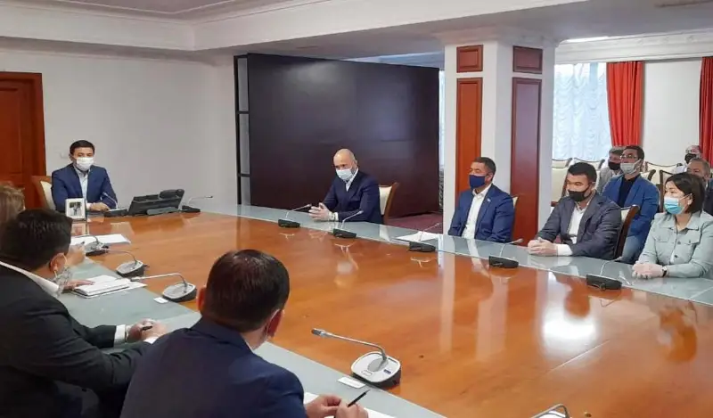 Из-за невакцинированных сотрудников могут приостановить стройки в Нур-Султане