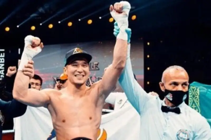 Титулованные казахстанские боксеры уничтожили соперников в Москве