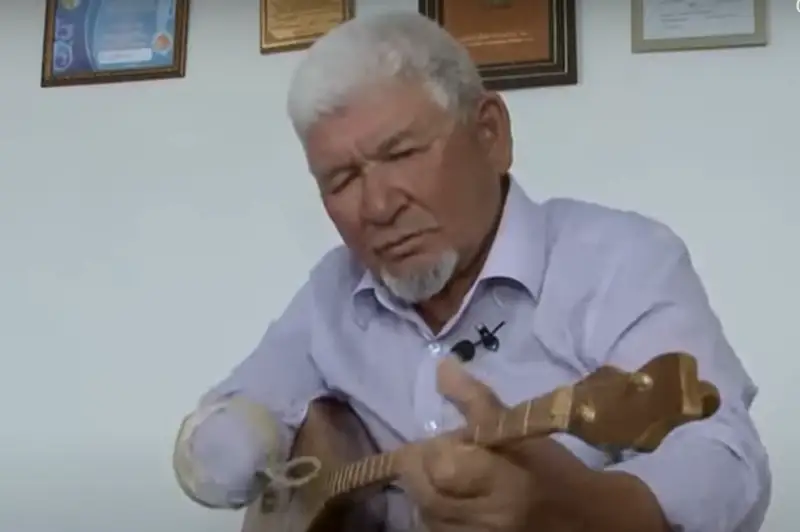 Костанайский пенсионер без кисти правой руки виртуозно исполняет кюи на домбре