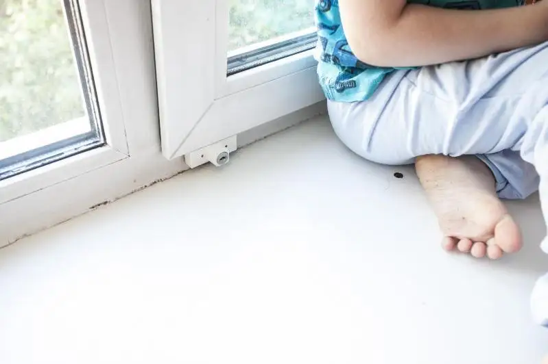 Двое детей выпали из окна за прошедше сутки в Карагандинской области