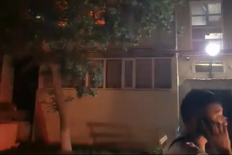 Qyzylordada polıtseıler órtengen páter ishinde es-tússiz jatqan áıeldi qutqardy